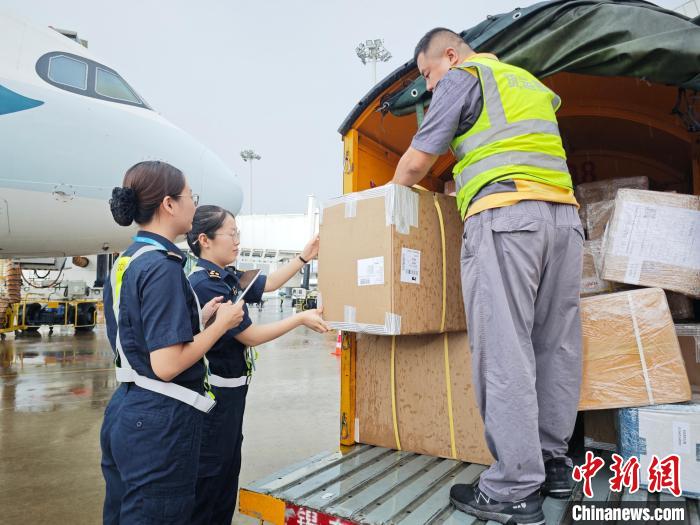 海南自贸港首票空港口岸“机坪直提”新模式业务落地