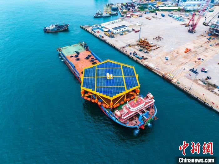 中国首套抗浪型漂浮式光伏平台自山东青岛运往安装海域